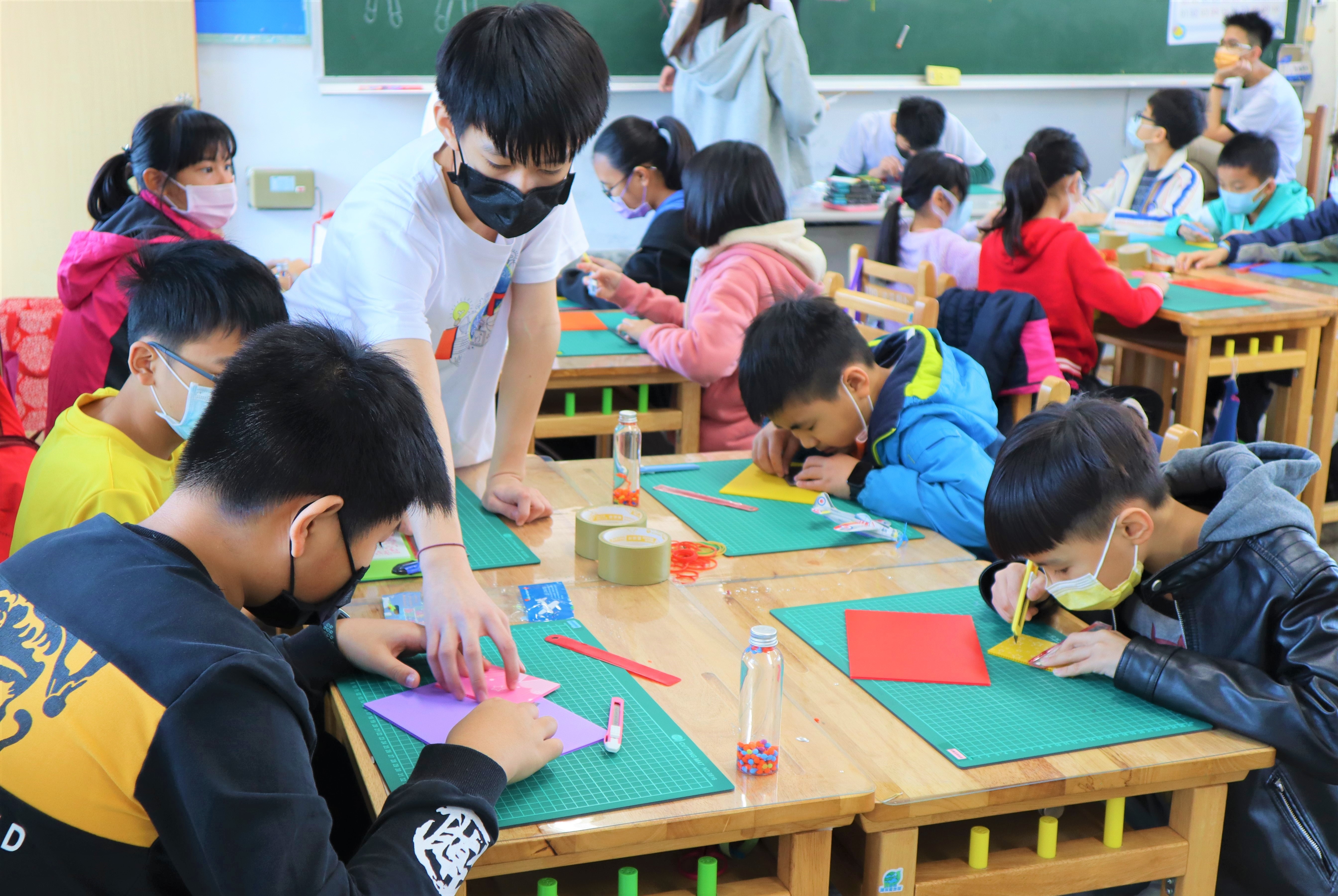 福營國中數資生引導國小生如何解決遇到的問題 (新北市教育局提供)