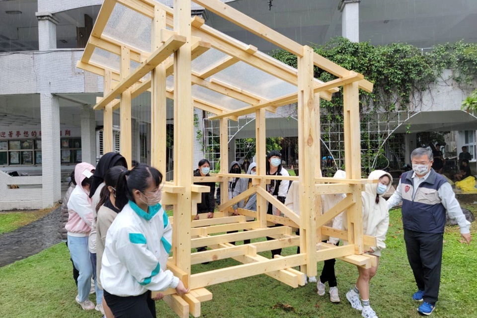 臺東女中美術班在寒假期間辦理第2屆建築營，帶著學生動手實作，在校園中搭建小木屋。