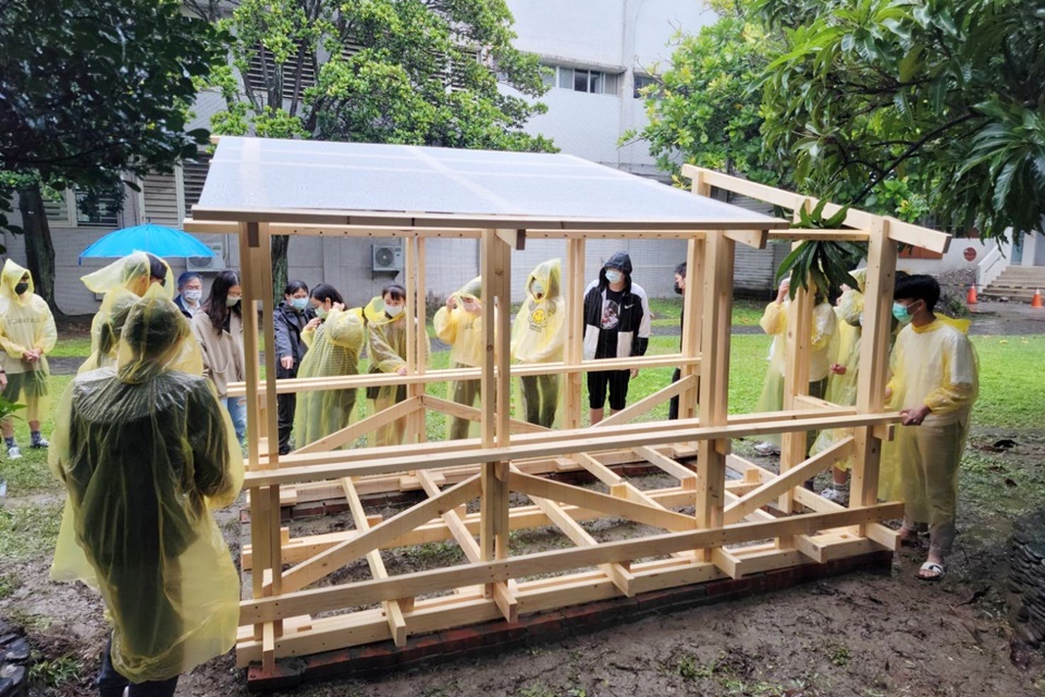 臺東女中美術班在寒假期間辦理第2屆建築營，帶著學生動手實作，在校園中搭建小木屋。