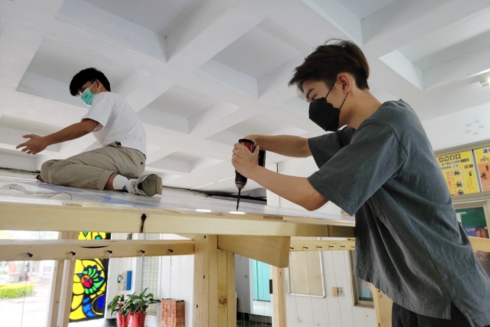 臺東女中美術班在寒假期間辦理第2屆建築營，帶著學生動手實作，在校園中搭建小木屋。