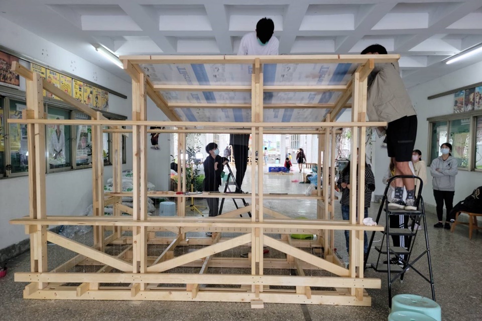 臺東女中美術班在寒假期間辦理第2屆建築營，帶著學生動手實作，在校園中搭建小木屋。