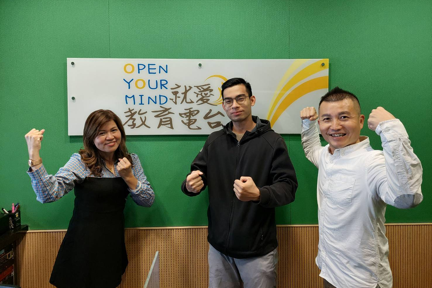 中興大學越南外籍生陳建明與麥玉珍理事長、常罡合影