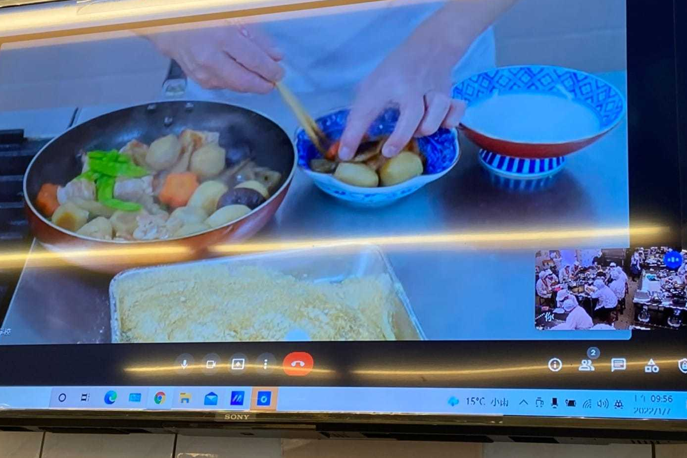 日本專業教師透過視訊為稻護學生示範日本料理「筑前煮」的製作