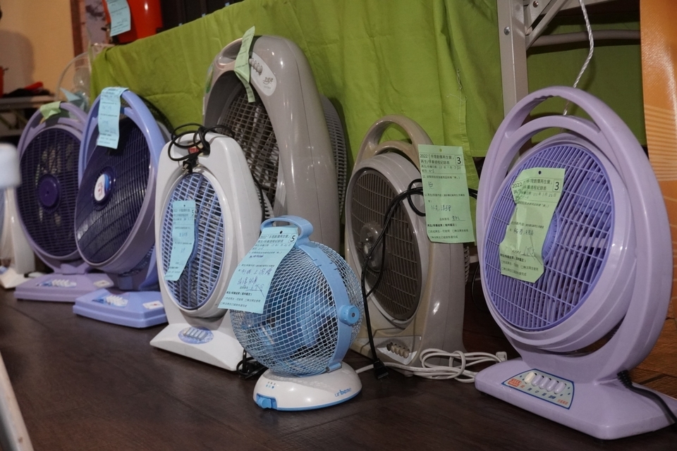 學生修復的電扇，除功能完整更將外觀清潔如新，貼上完修標籤 (新北市教育局提供)