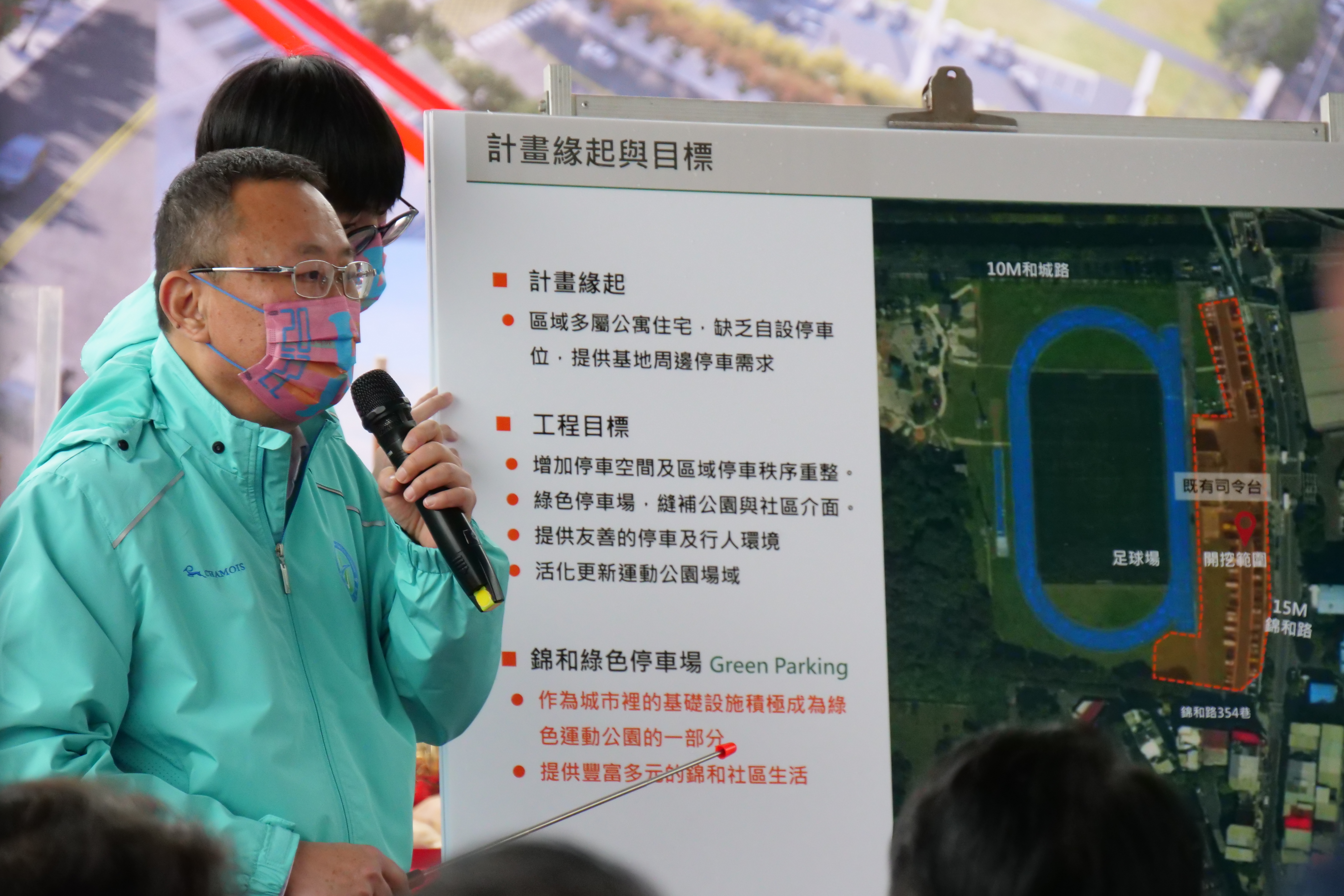 交通局副局長金肇安進行工程簡報