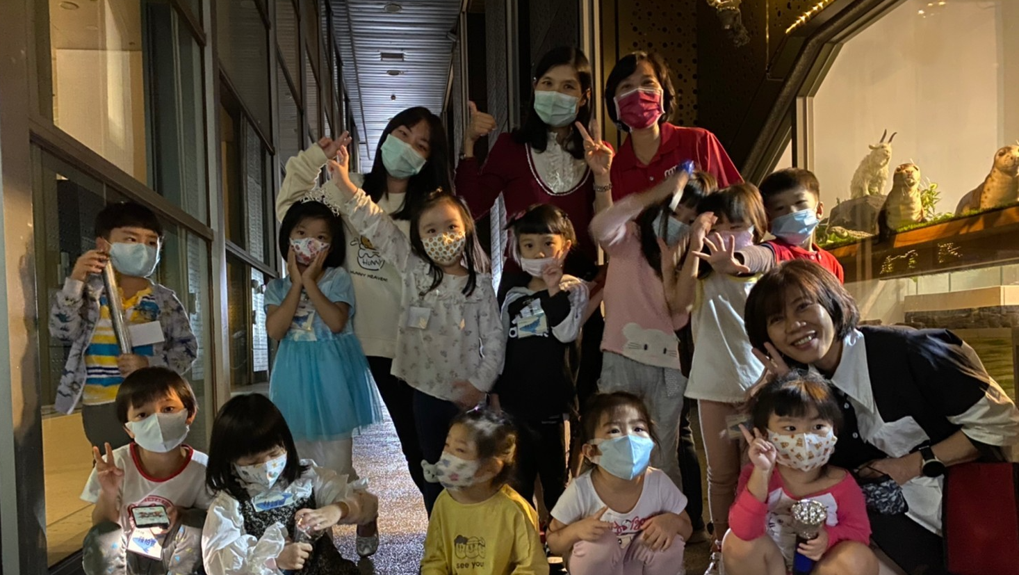 海科館_環保燈飾展
德芳與海科館陳素芬館長、海科館非營利幼兒園小朋友合影