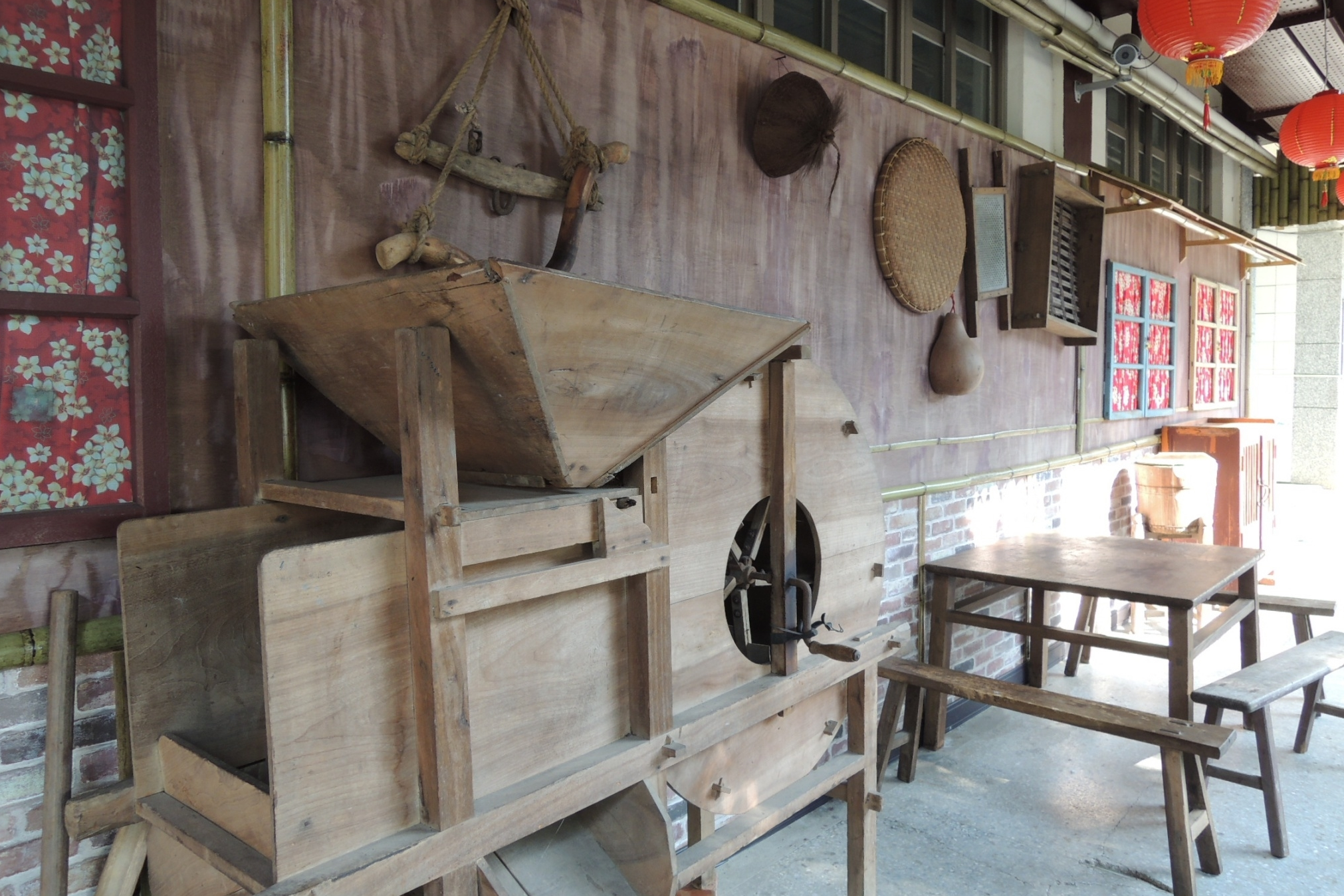 瑞原國中校園內充滿客家特色