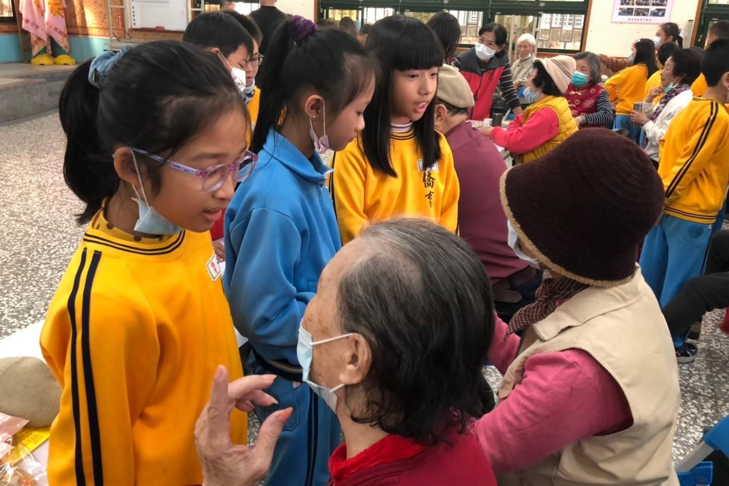 跟阿婆打嘴鼓，學客語