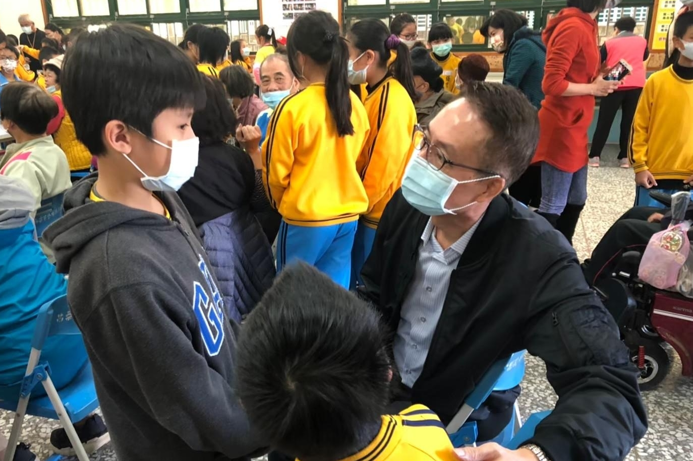 和社區長輩聊天打嘴鼓 僑育國小客語生活化