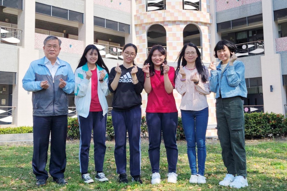 臺東女中美術班參加大學美術術科考試，林妍希(左2起)、管若琳、王怡雅，分別在創意表現、素描、彩繪技法等科目達到全國最高分96分，管若琳更創下東女睽違15年的全科頂標。