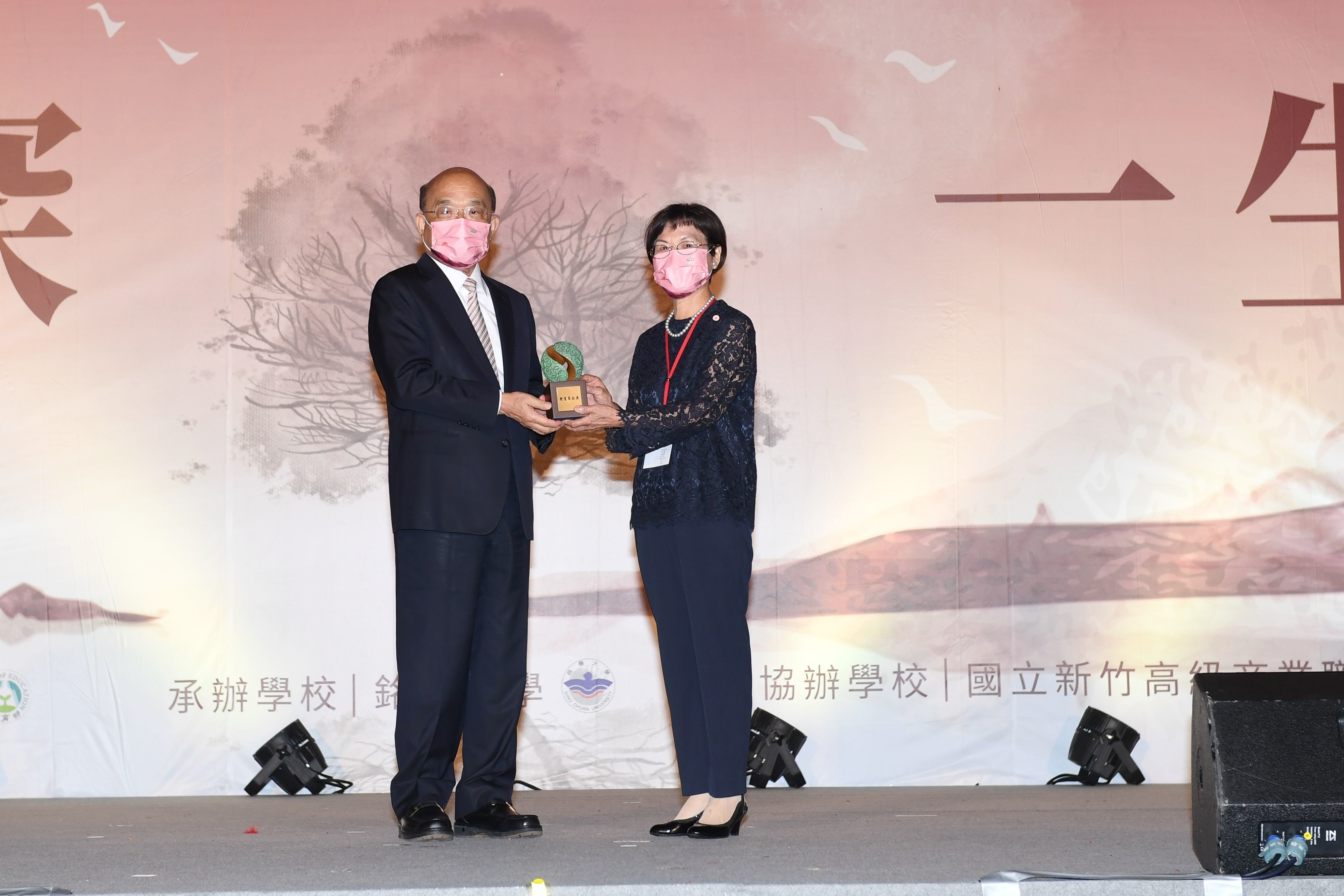 張林秀琴獲頒110年第16屆教育奉獻獎（圖片來源：教育部）