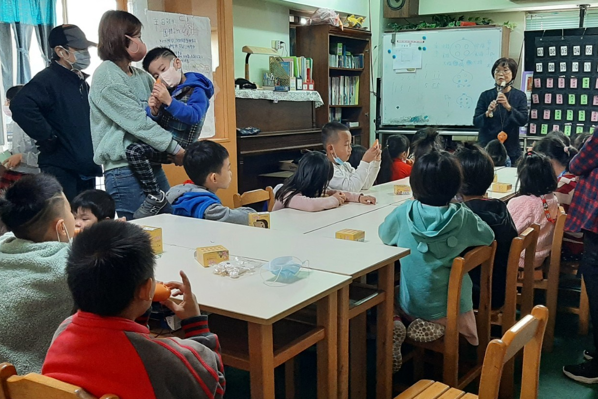 張林秀琴指導兒童陶笛班