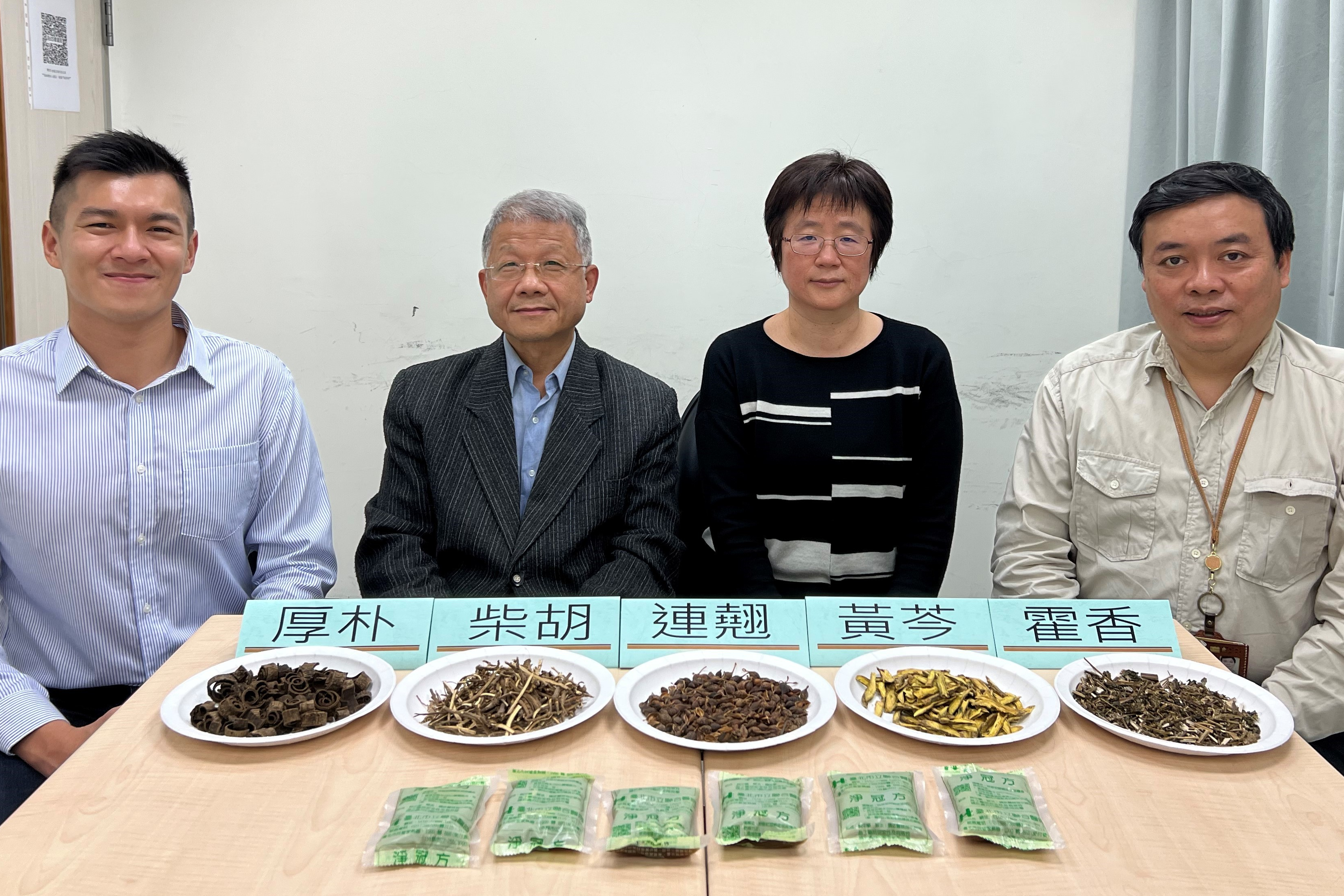傳醫所林東毅副教授(左起)、許中華教授、傅淑玲教授、藥理所兵岳忻副教授