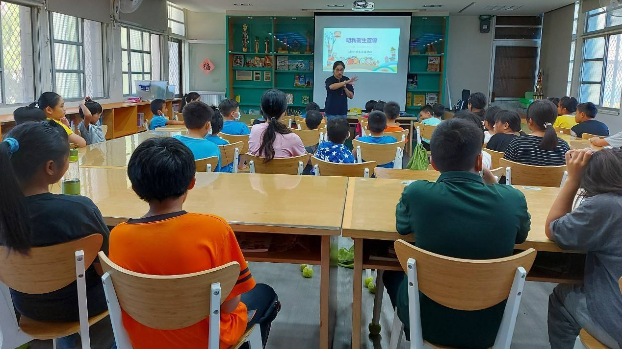 109學年度校園菸檳危害防制教育介入輔導計畫「網紅就是你」短片競賽優等學校-花蓮縣萬榮鄉明利國小_護理師為家長與學童進行衛生宣導

花蓮縣萬榮鄉明利國小是109學年度校園菸檳危害防制教育介入輔導計畫「網紅就是你」短片競賽中的優等學校。位居原住民鄉區的明利國小，負有使命感的師長和護理師通力合作，積極透過講座、融入課程、活動、賽會及參與菸檳危害防制教育影片競賽等，讓孩子正確認識平時會接觸到的檳榔對健康的影響，甚至將菸檳防制觀念帶回家庭及社區，減少菸檳對健康的危害。

採訪：花蓮縣萬榮鄉明利國小賴春美護理師