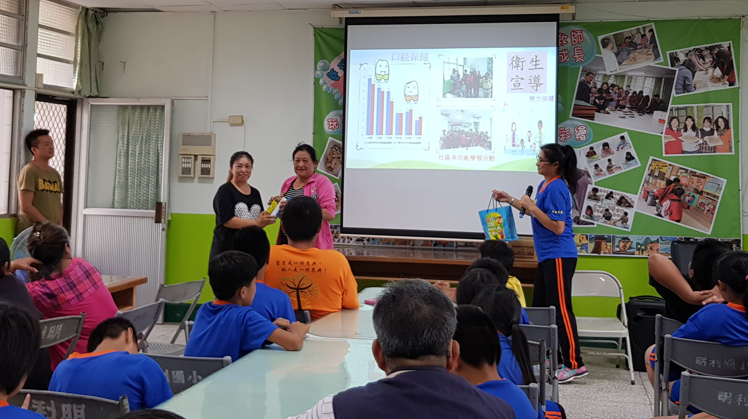 109學年度校園菸檳危害防制教育介入輔導計畫「網紅就是你」短片競賽優等學校-花蓮縣萬榮鄉明利國小在有獎徵答環節中頒發紀念品給家長