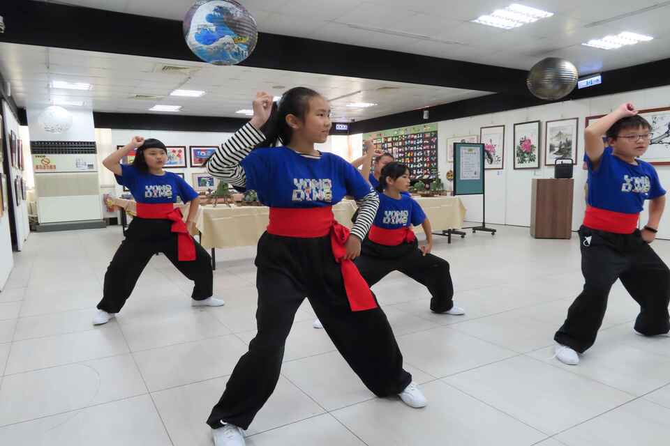 永定國小孩子全校師生皆學習武術，透過五術，涵養五德，陶冶心智 (新北市教育局提供)