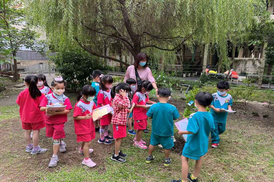 中信國小生態農場教學，營造品德教育氛圍 (新北市教育局提供)