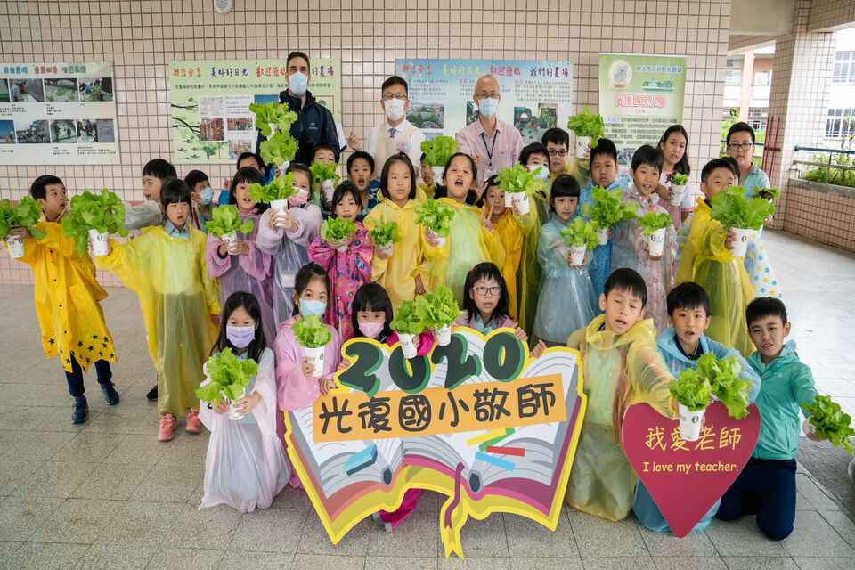 光復國小將品德教育與食農教育結合辦理敬師活動 (新北市教育局提供)