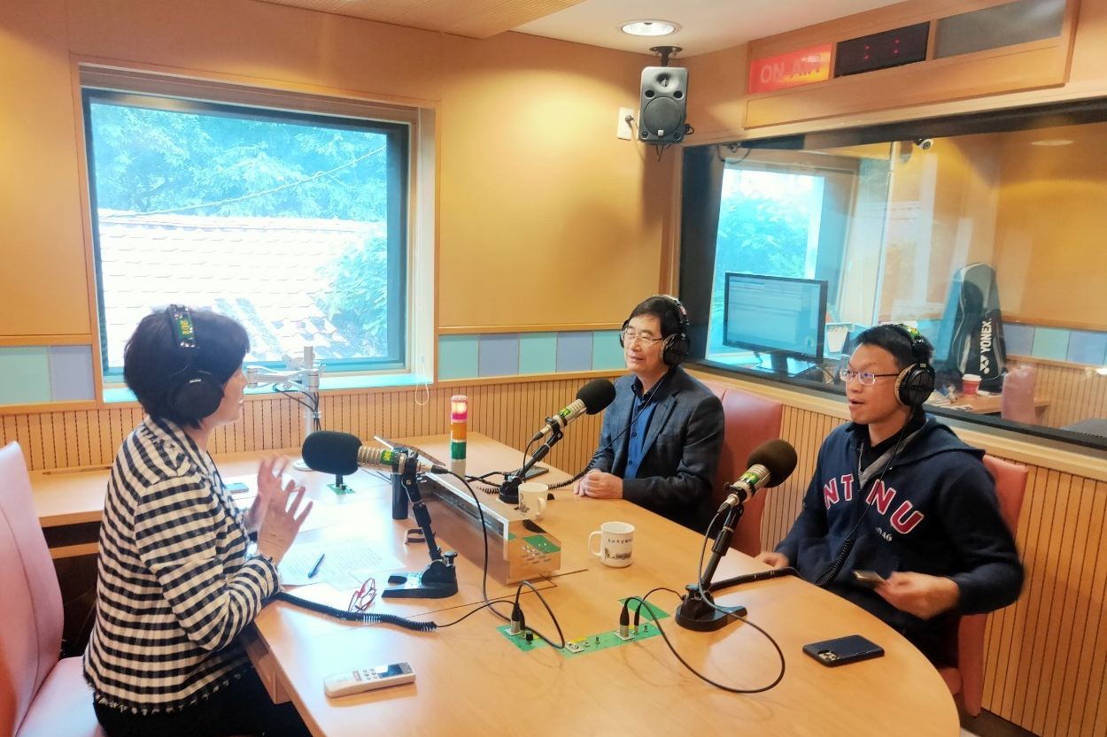 來賓 季力康院長（中）、張育愷副主任（右）與謝若男主持人合影（左）