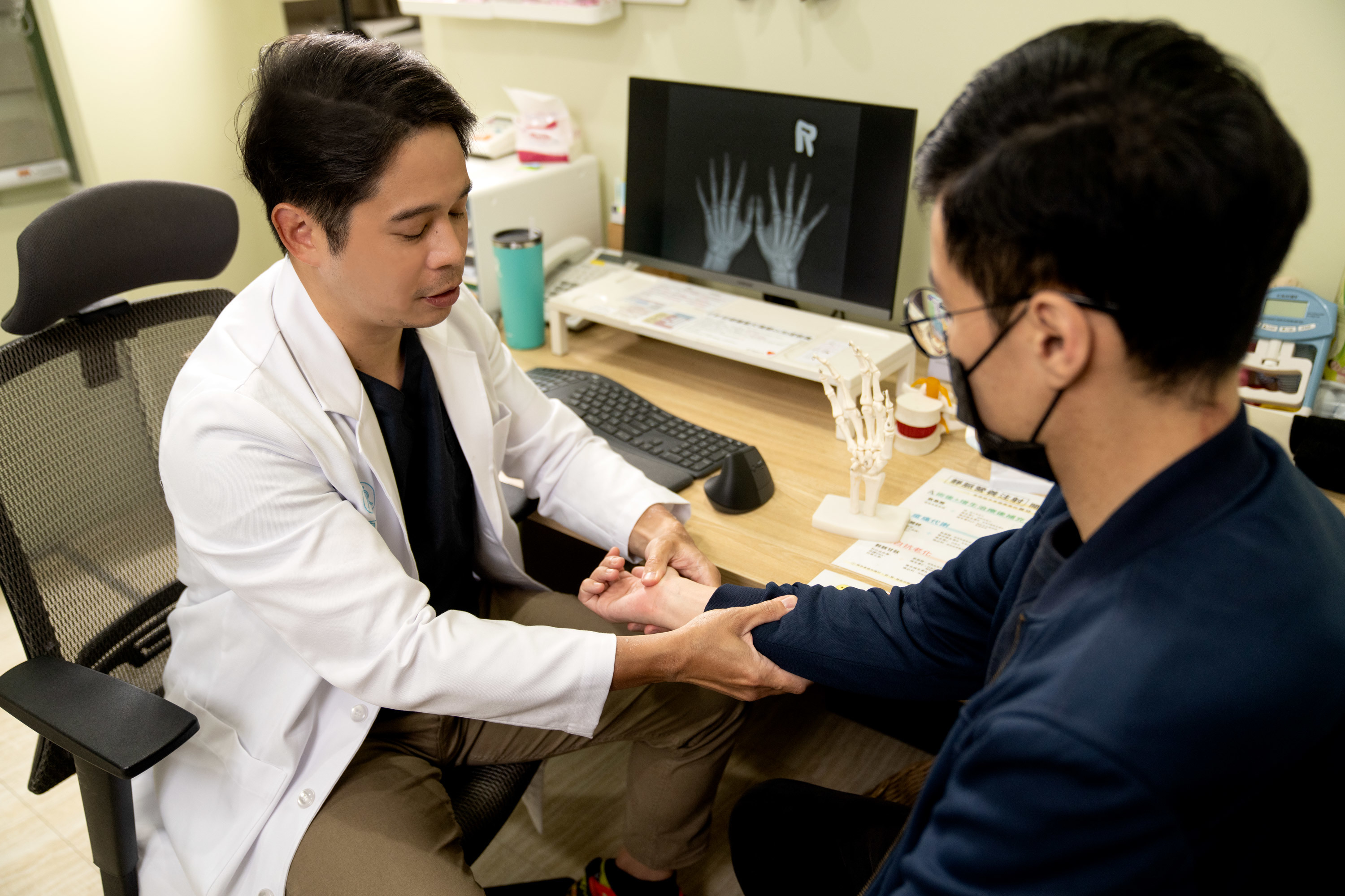 復健科侯鐘堡醫師提醒滑鼠手遲遲不治療，會導致頸椎神經加速退化