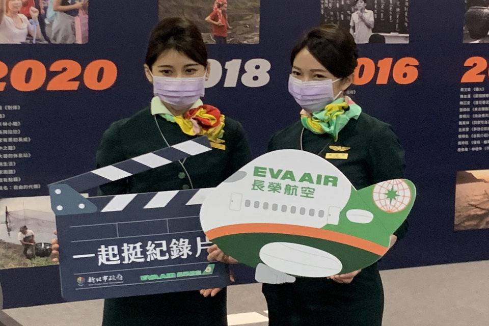 「紀錄片主題展」記者會邀請空服員展示機艙座椅等飛行環境