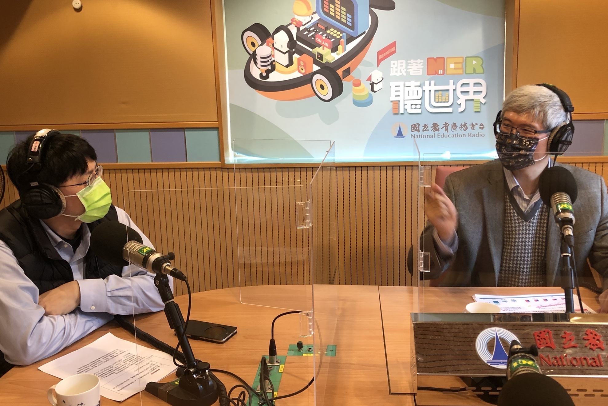 來賓：李忠謀副校長（右）、資訊系蔣宗哲副主任（左）