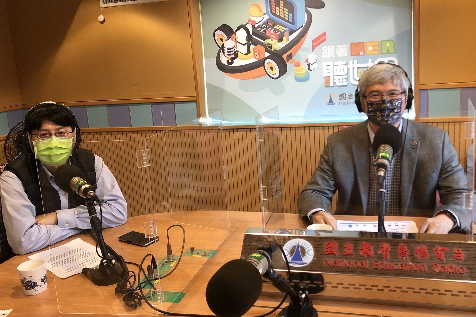 來賓：李忠謀副校長（右）、資訊系蔣宗哲副主任（左）