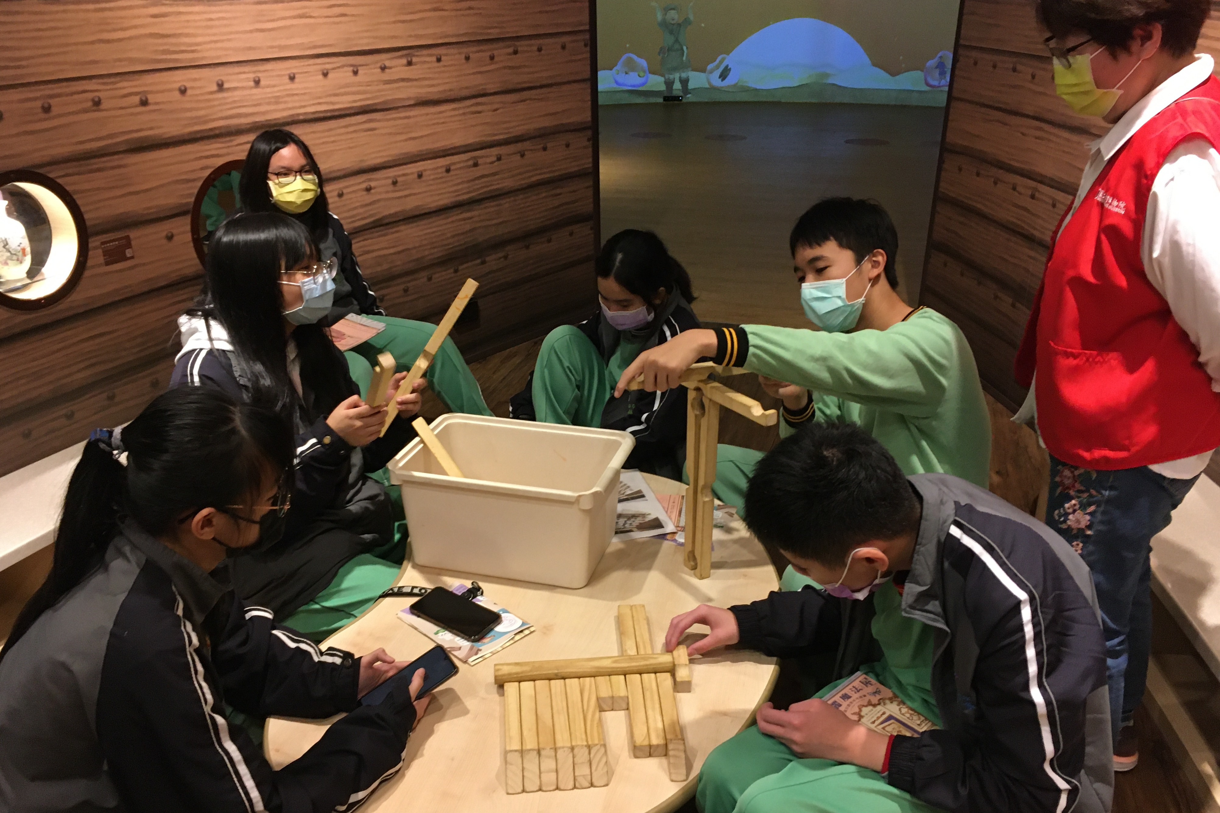 同學們從操作遊具中學習