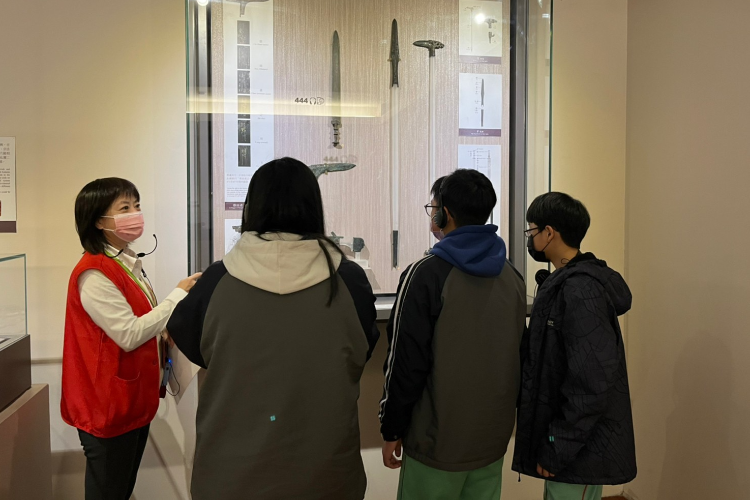 故宮導覽志工為學生導覽青銅器館藏