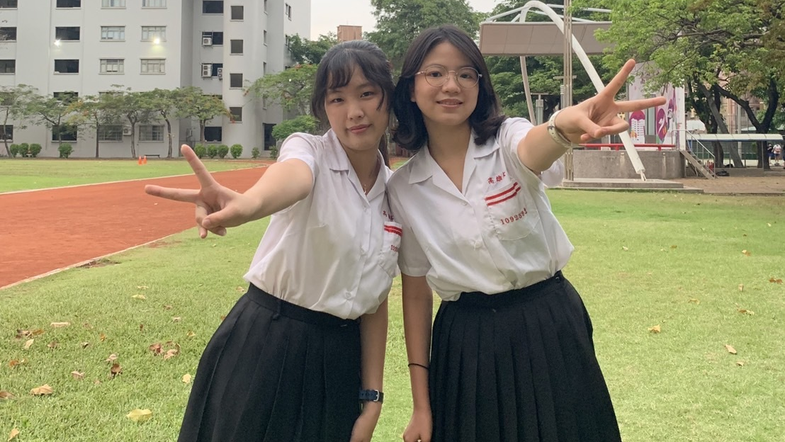 高雄女中國樂社社長吳唯榛（右）、社代周庭安（左）。