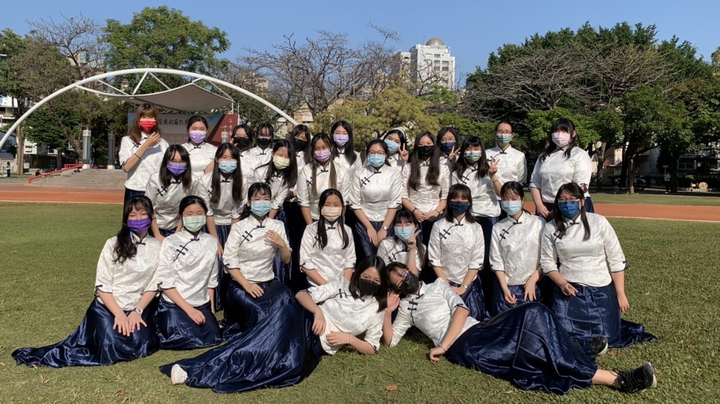 高雄女中國樂社，其身上著的藍白旗袍為雄女國樂社的團服。