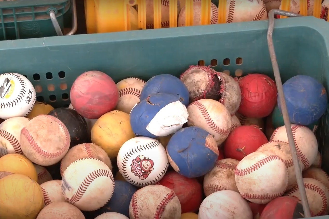 泰源國中棒球隊訓練資源匱乏，由於沒有多餘經費添購新球具，球皮破了，就用膠帶捆起來，延長使用壽命。