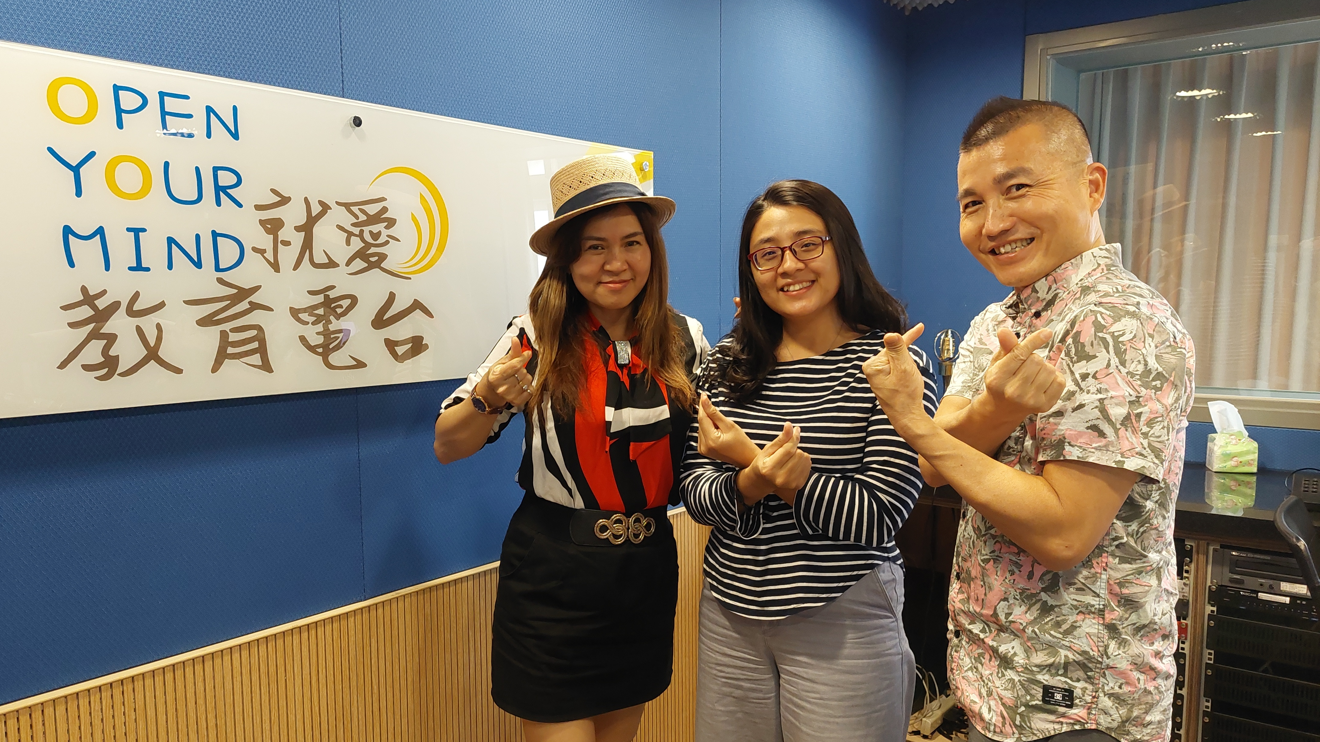 越南外籍生裴氏玉翠與麥玉珍理事長、常罡合影