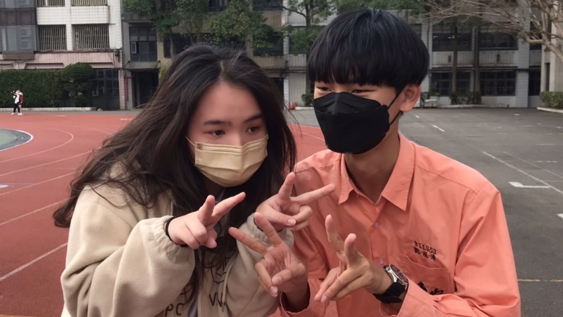 壽山高中流行音樂社社長簡婕安（左）、公關劉埕溥（右）。