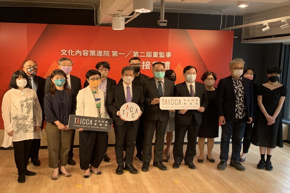 文化部長李永得(中)與文策院第一、二屆董監事合影