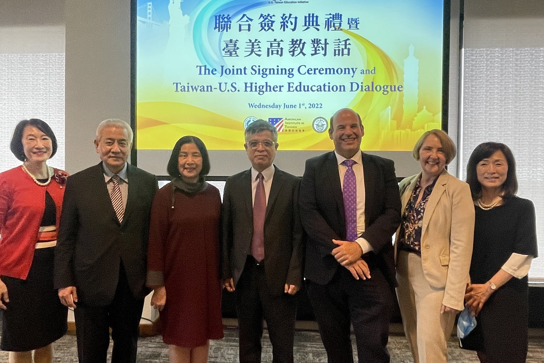 臺美高等教育對話貴賓合影（左起）：國立臺灣大學周家蓓副校長、桃園市副市長高安邦、主講人教育部國際及兩岸教育司李彥儀司長、教育部劉孟奇次長、主講人美國教育與文化事務局副助理國務卿Ethan_Rosenzweig、美國在臺協會文化新聞組組長Diane_Sovereign、主持人財團法人高等教育國際合作基金會蘇董事長慧貞.