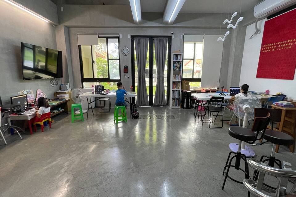 以勒1919陪讀班開放家中不便網路上課的孩子來陪讀班上課 (基督教救助協會提供)