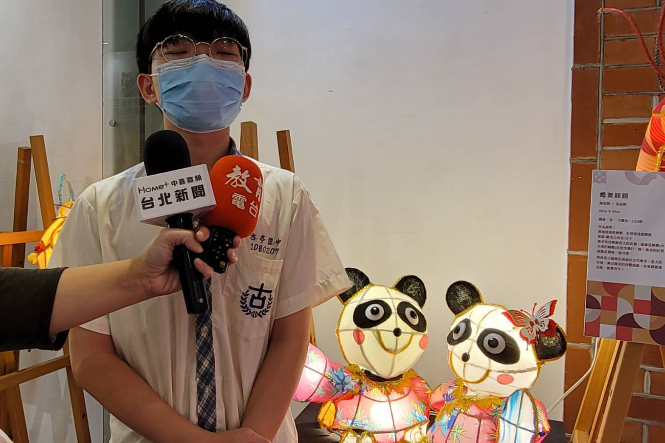 馬鈺翔和學長合作的「蝶舞圓圓」作品，將兩隻小貓熊化身身穿古代舞衣的舞者