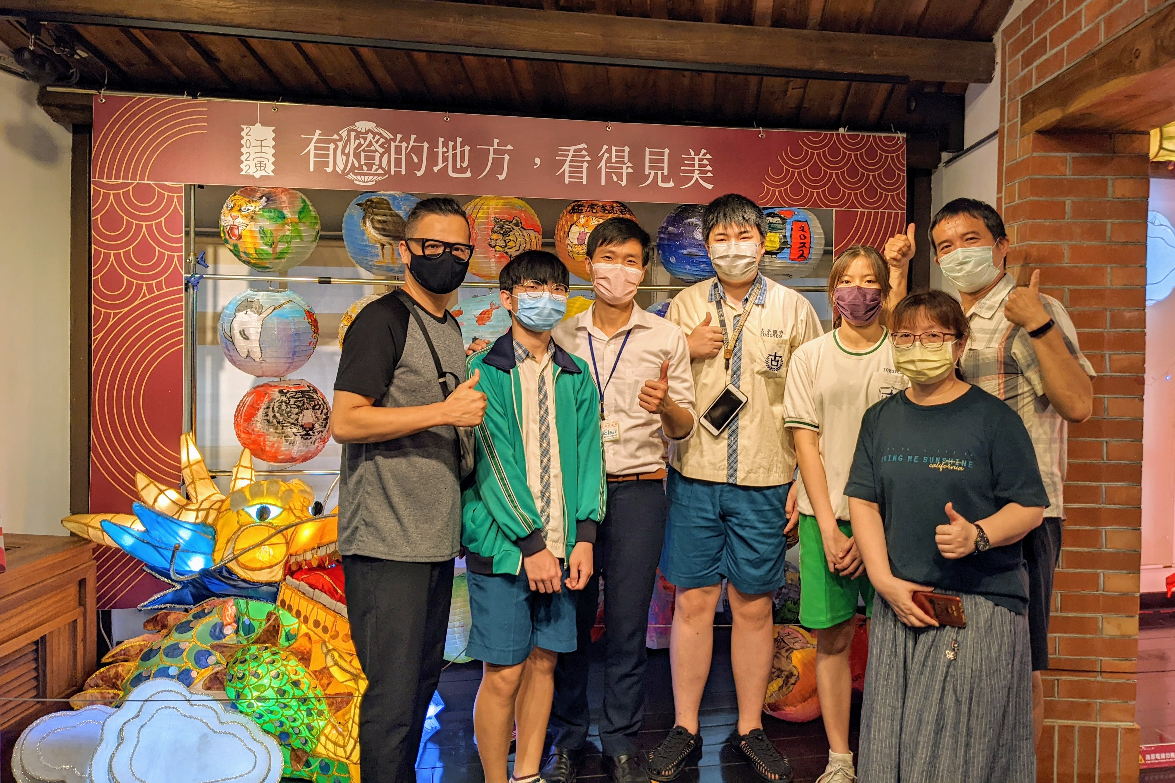 古亭國中燈藝隊師生共同策劃「有燈的地方看得見美」特展，將傳統燈藝與民眾分享