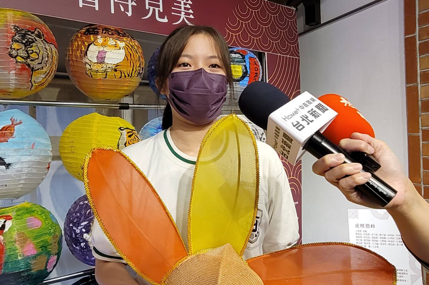 林美鶯同學的作品跳脫傳統花燈的造型和用途，可作為居家照明用的燈飾