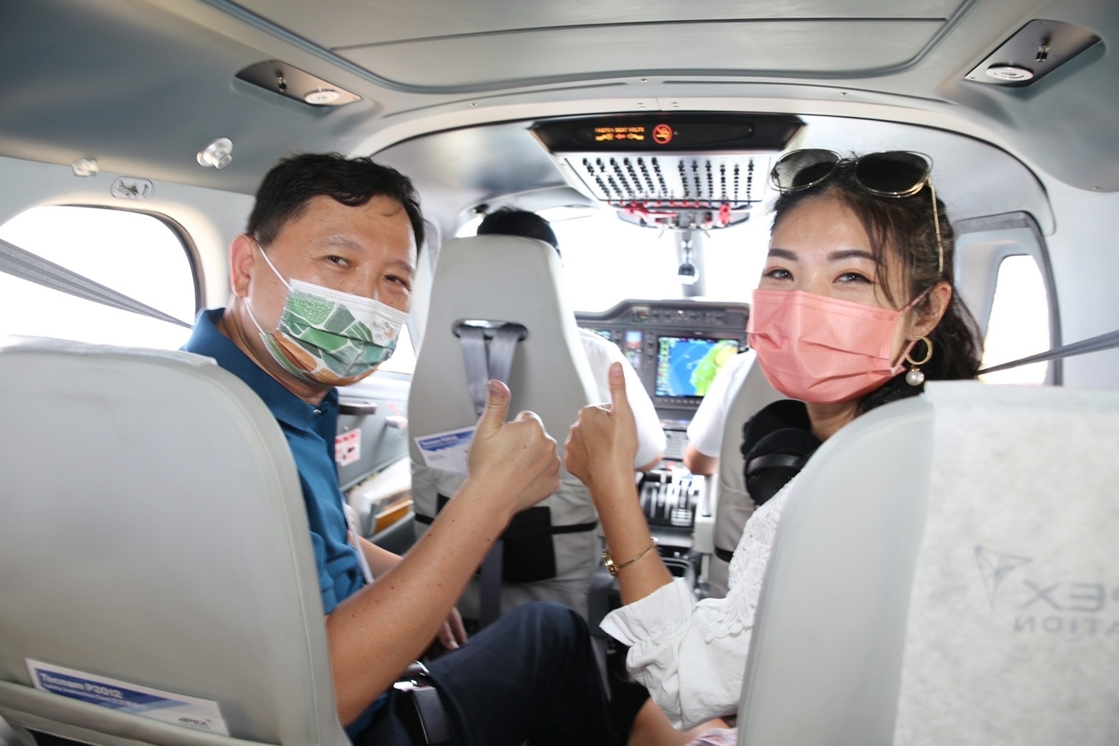 副縣長王志輝(左)在直播中搭乘今年啟航的9人座客機，帶領民眾從空中鳥瞰縱谷美景。