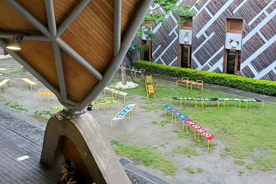 中原大學建築系副教授陳宣誠與臺東女中美術班師生攜手完成地景藝術創作「綻放的大地」。