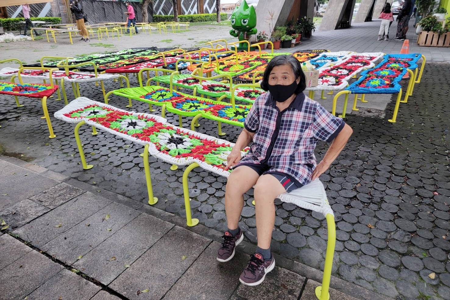 融入原住民文化元素設計的29張座椅，不僅是地景裝置藝術，也能提供往來遊客與民眾休憩，在生活中親近藝術，與作品互動。