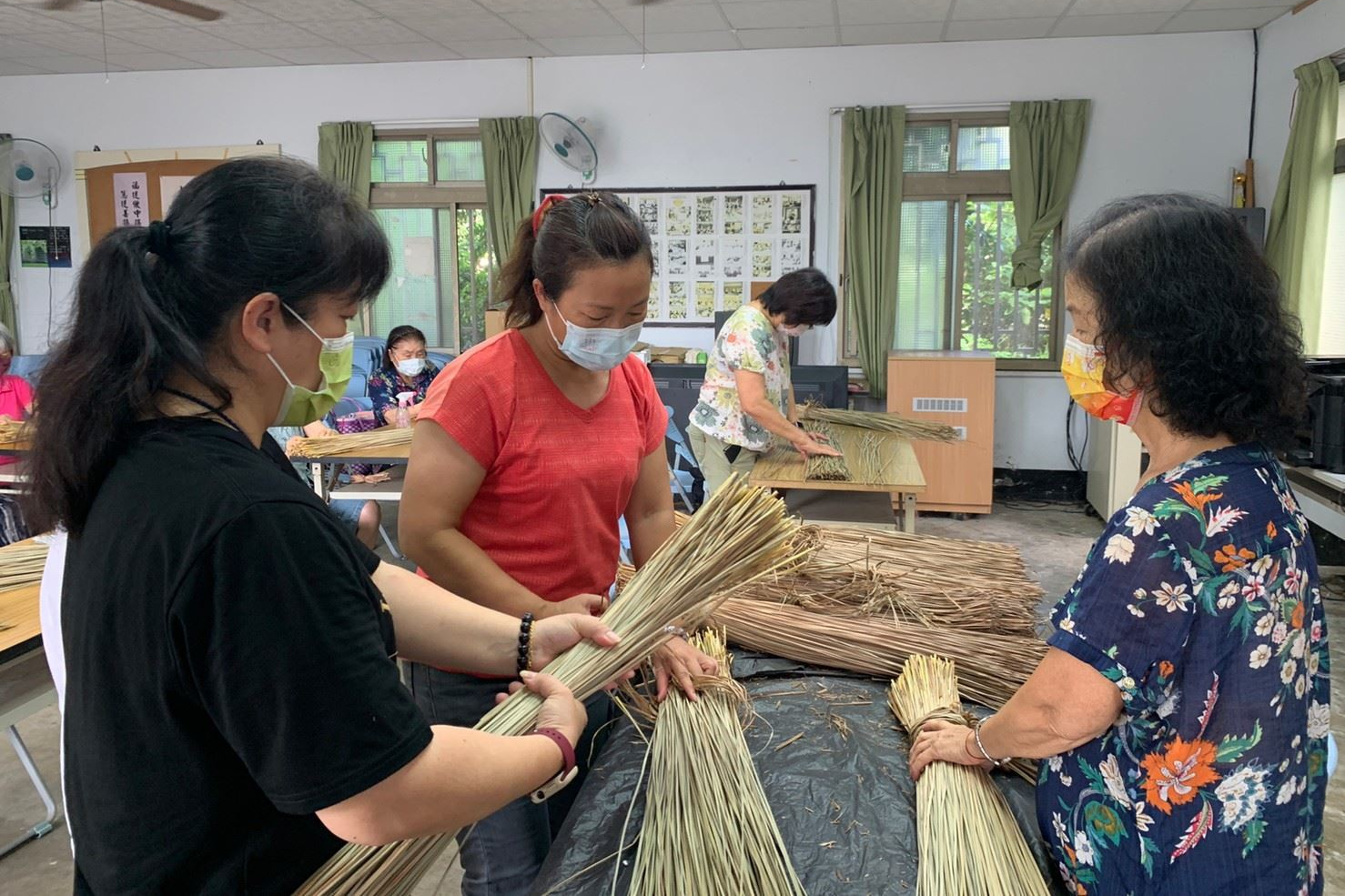 教師呂美員（右一）指導學員準備搥草、揉草、析草
（圖源：苗栗縣原民中心）