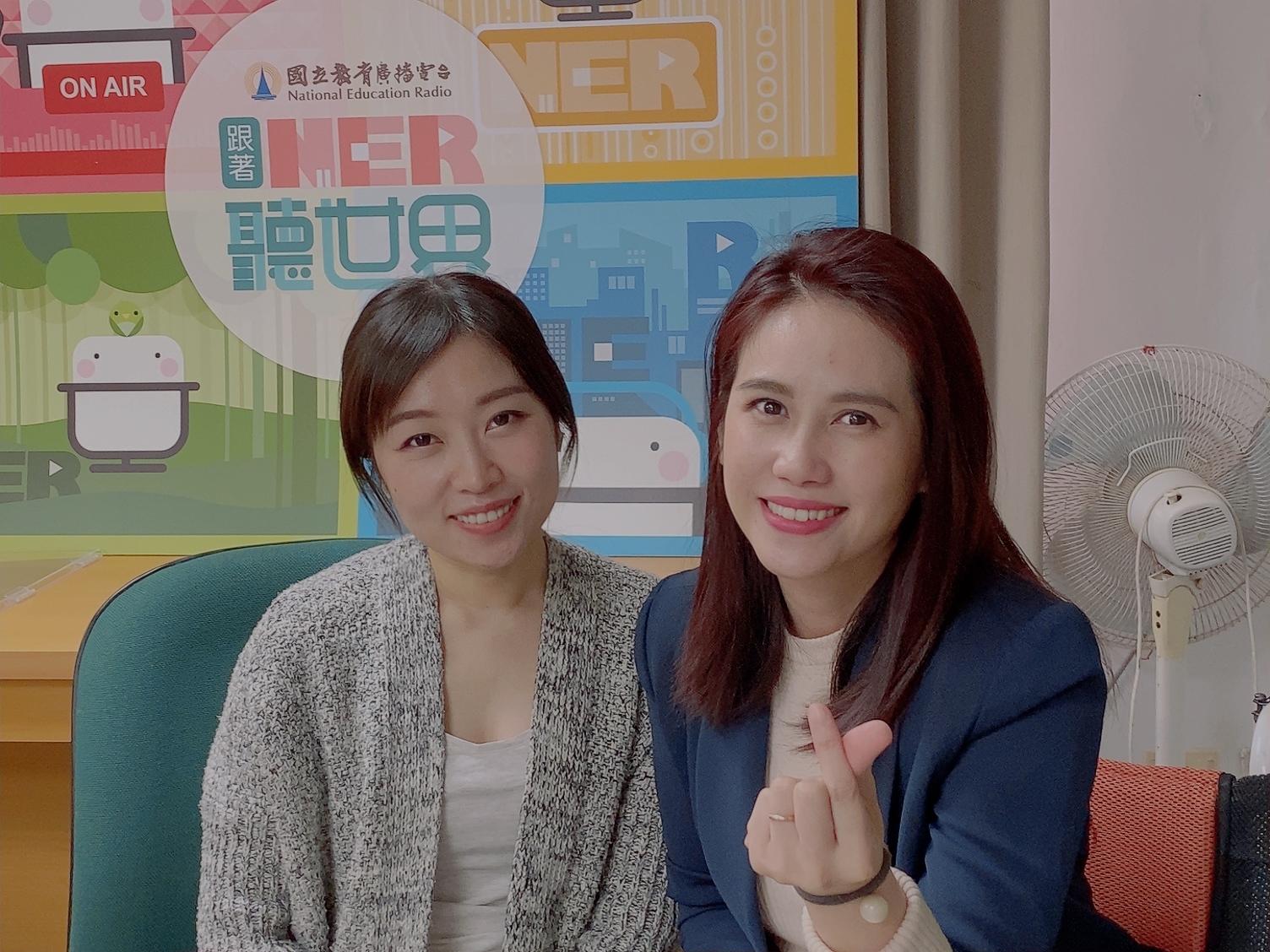 邵婷婷與主持人盧馬利