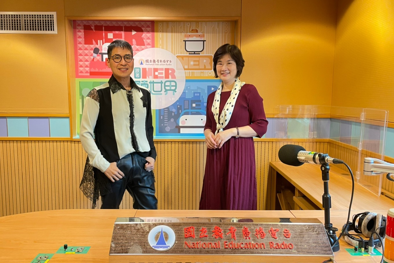 蔡今中院長(左)
謝若男主持人(右)