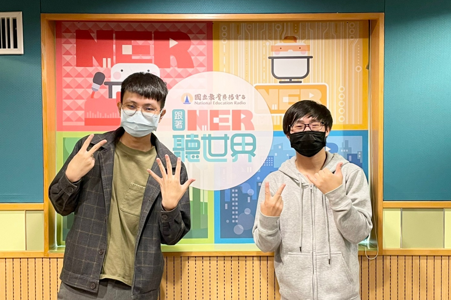 學生會會長吳炳毅同學(左)
學生會理事長馮輝倫同學(右)