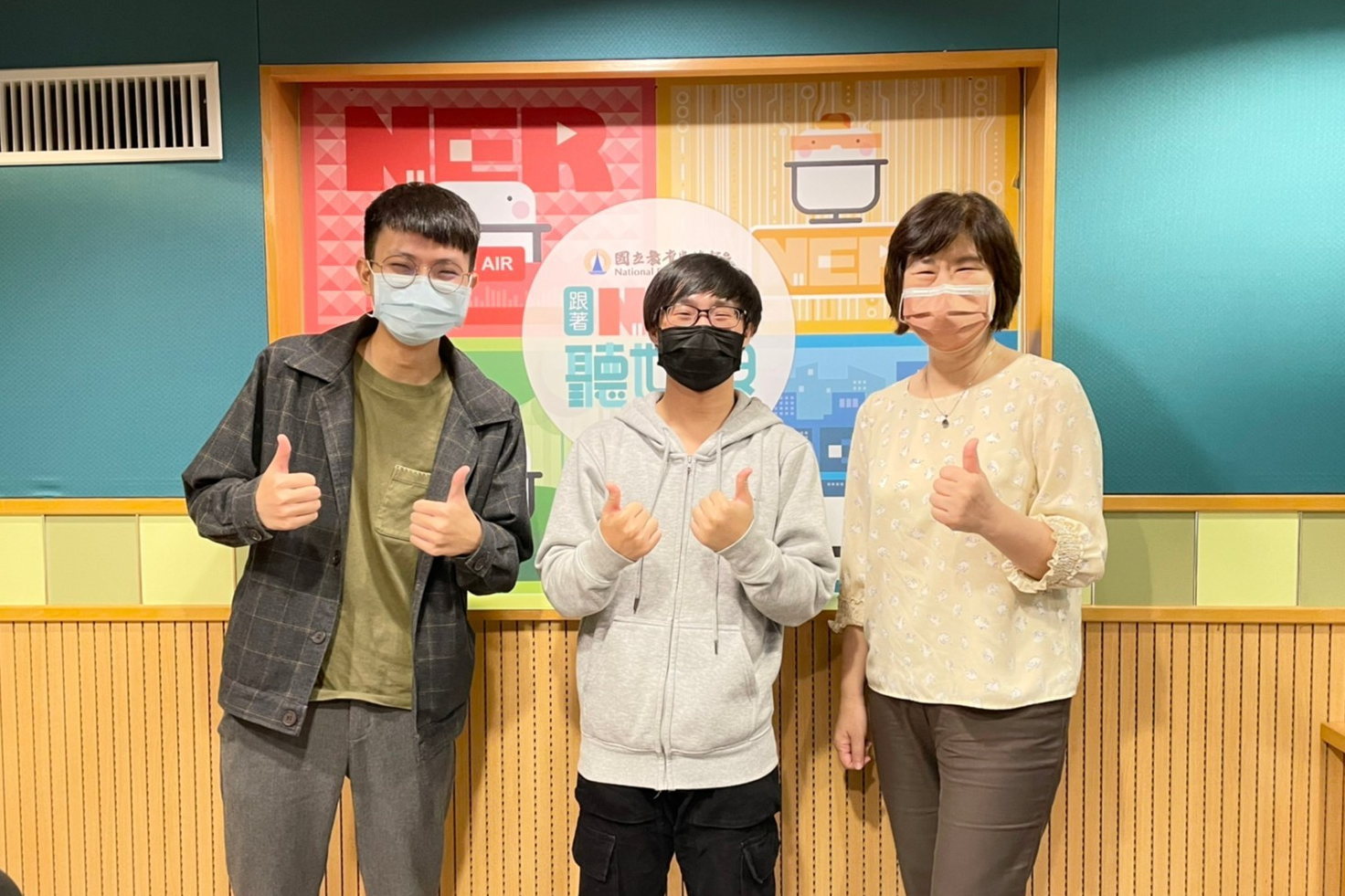 學生會會長吳炳毅同學(左)
學生會理事長馮輝倫同學(中)
謝若男主持人(右)