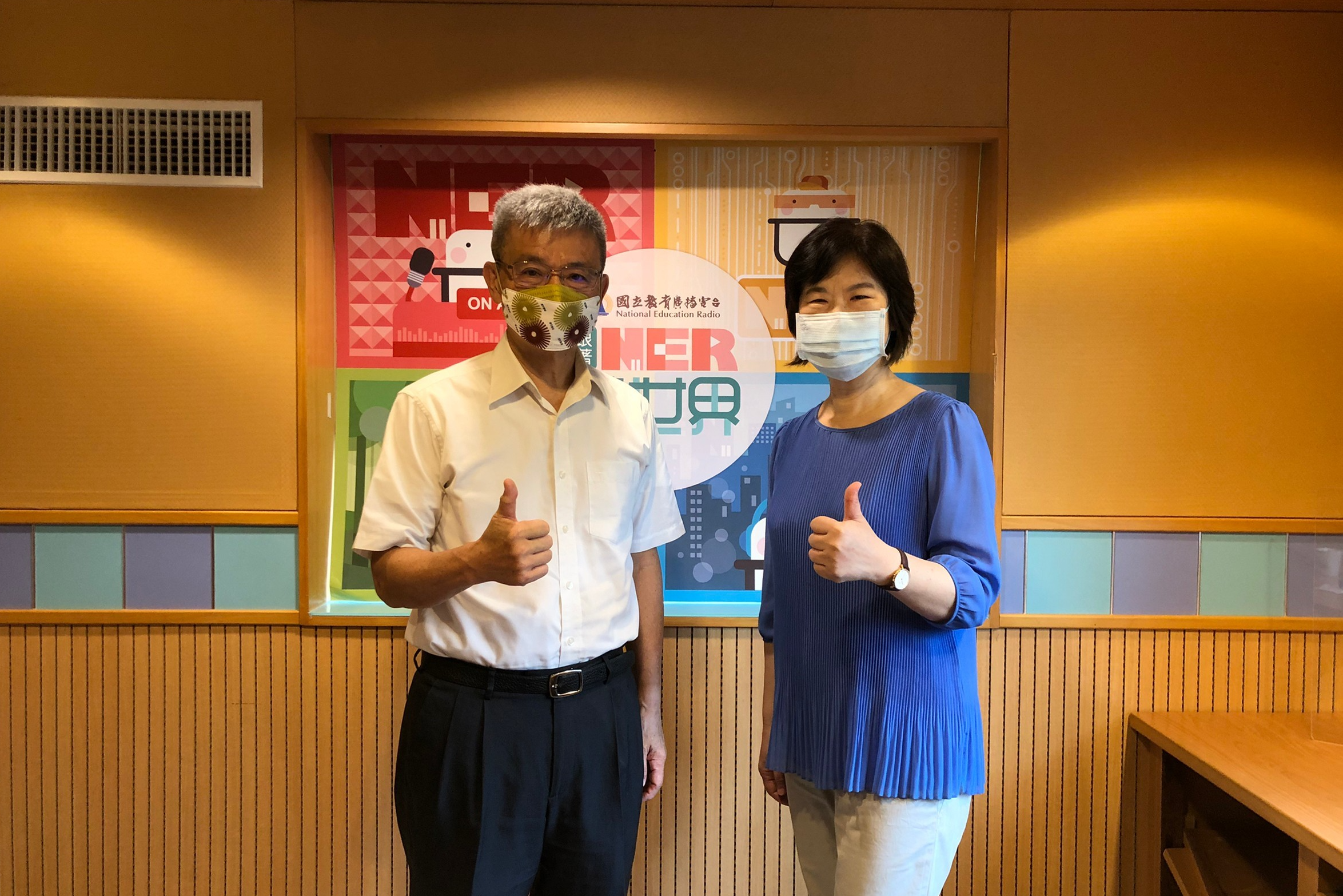 吳正己校長(左)
謝若男主持人(右)