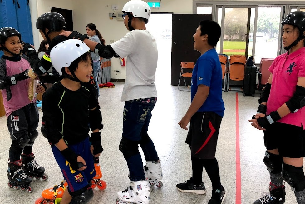 信義國小直排輪隊室內練習